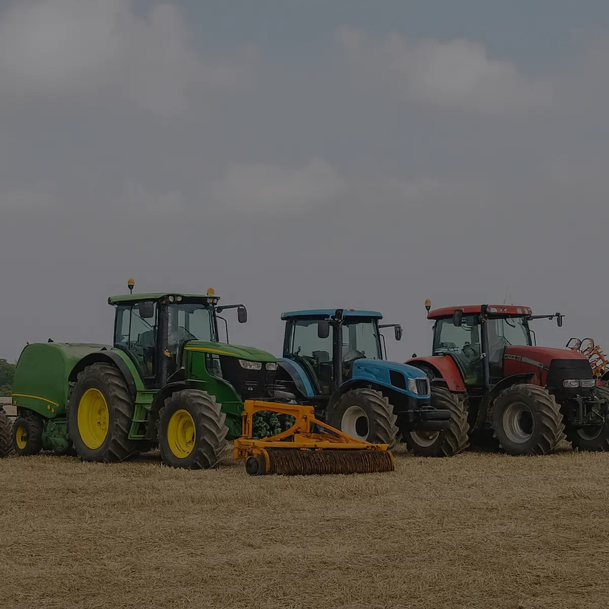 Tractoare agricole second hand aliniate pe câmp verde pentru demonstrație